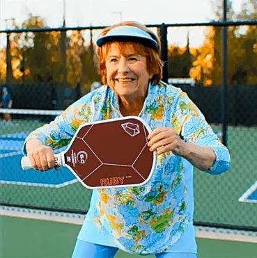 Une femme âgée jouant au pickle ball