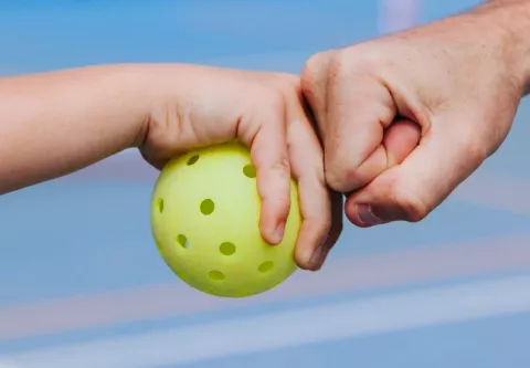 2 joueurs de pickle ball se tapent le poing